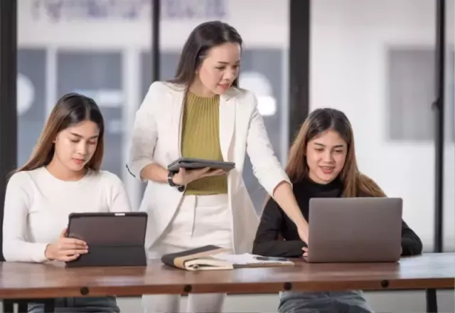 flywire-edu-agents-image-1